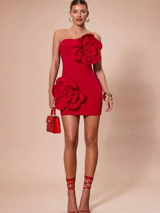 Червена къса рокля