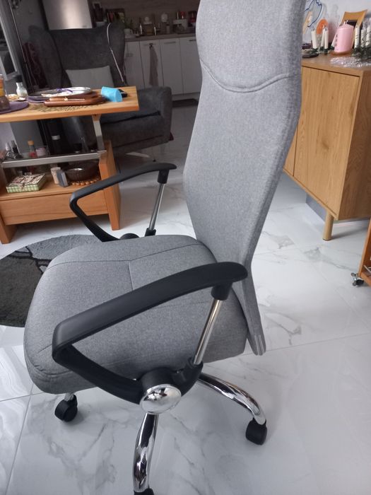 Продавам офис стол