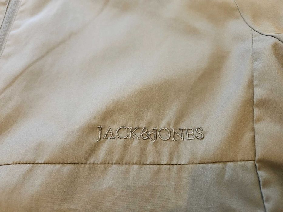 Продава се преходно яке "JACK & JONES"