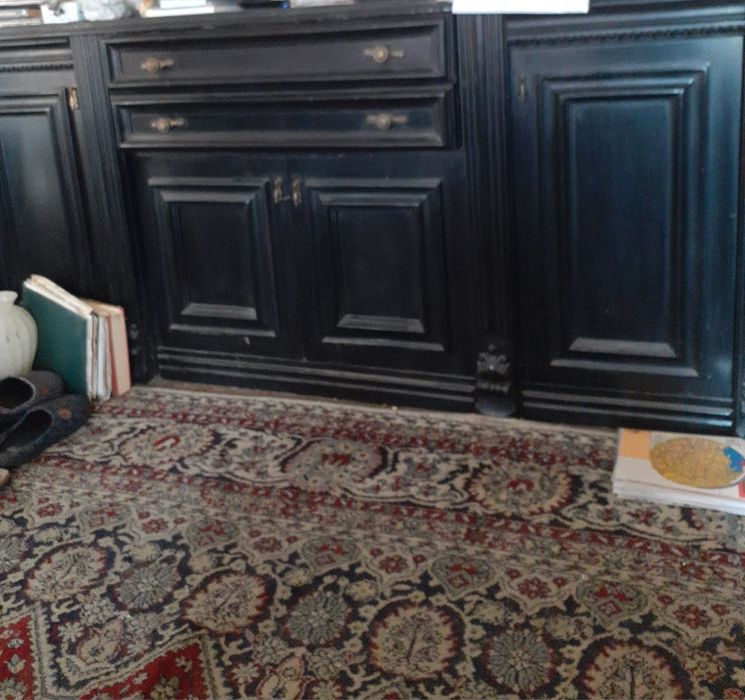 Черен,  разкошен бюфет