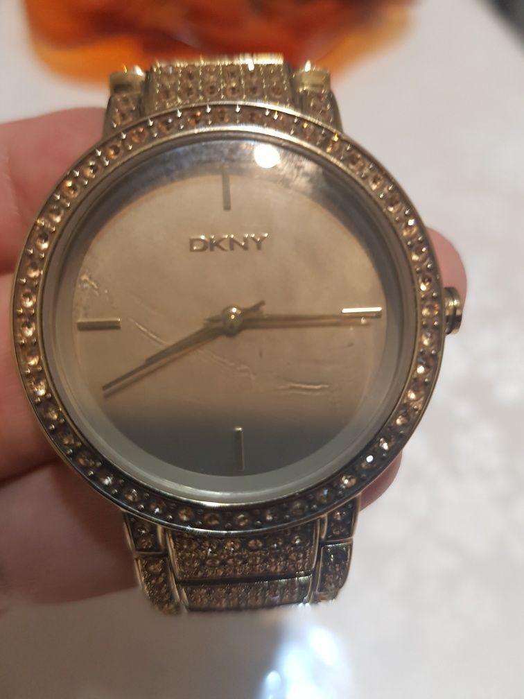 Наручные часы фирмы DKNY