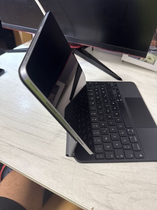Ipad Pro 11 4th gen M2 128Gb wi-fi + husa cu tastatura cadou