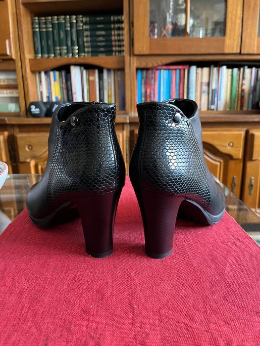 Botine negre cu toc gros