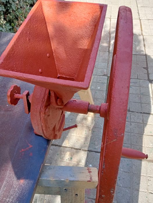 Vând moară manuală