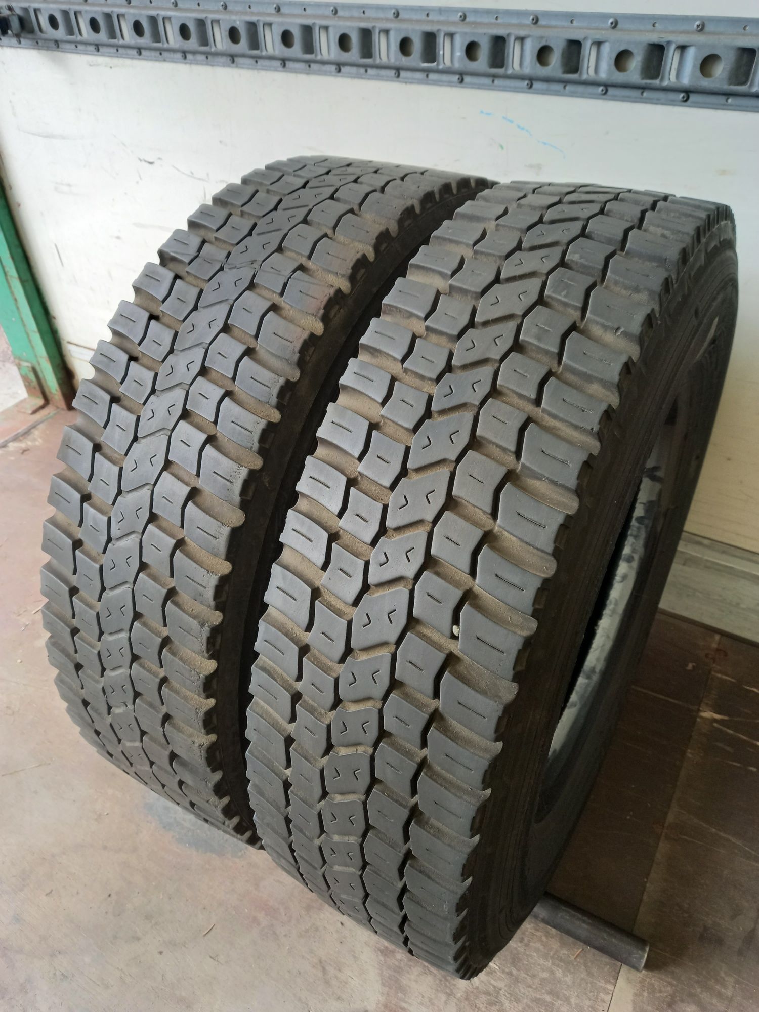 2 броя гуми 215 75 17.5