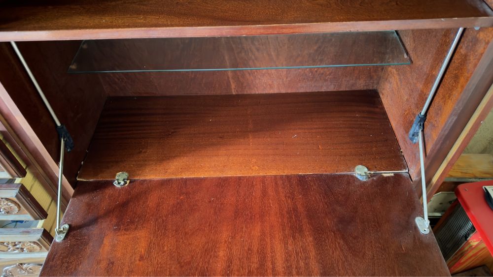 Mobilă din lemn masiv