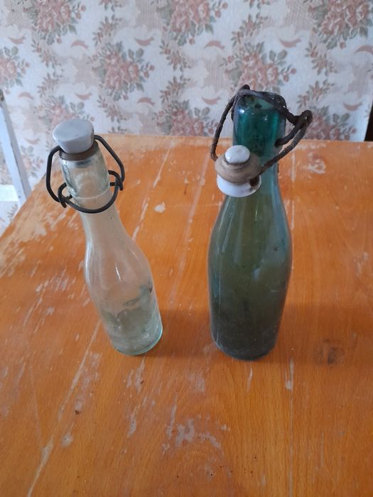 Стара ютия,кошници и стари бутилки