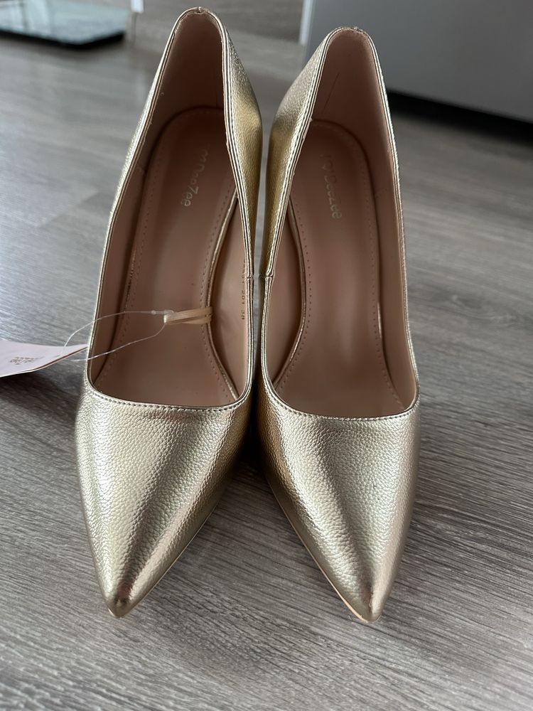 Златни обувки с ток