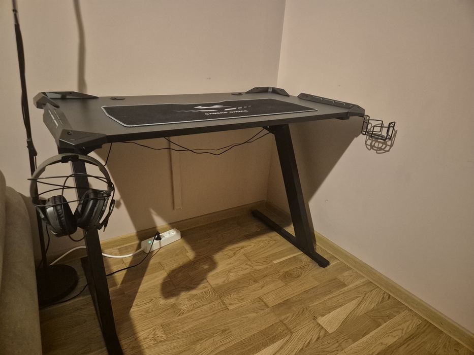 Birou gaming cu led-uri