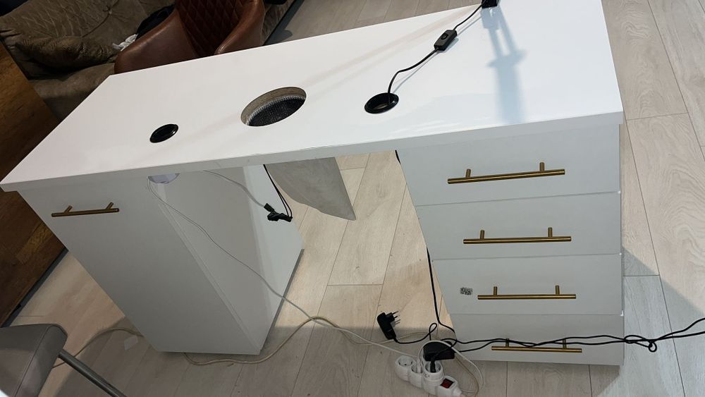 Masa manichiura cu aspirator inclus