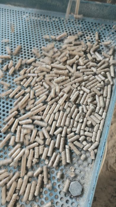 Vând peleți de calitate din rumeguș  cu putere calorica .