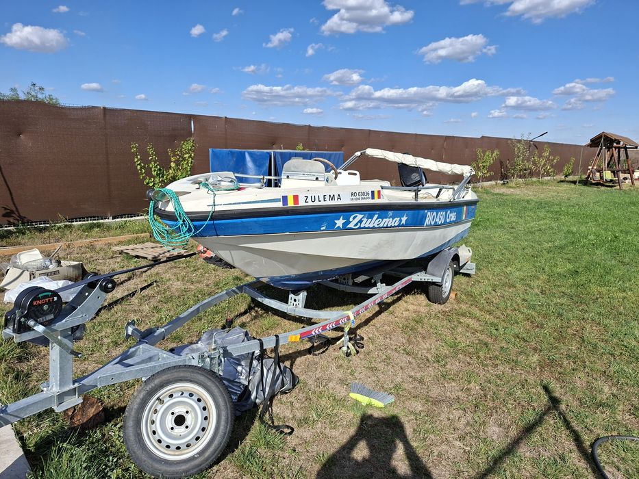 Barcă, motor și peridoc