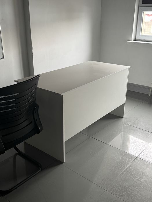 Стол офисный белый целый