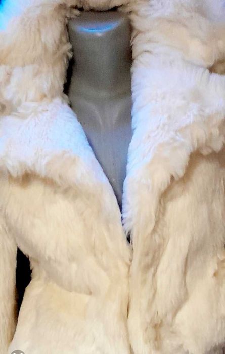 Бяло пухено късо палтенце тип сако