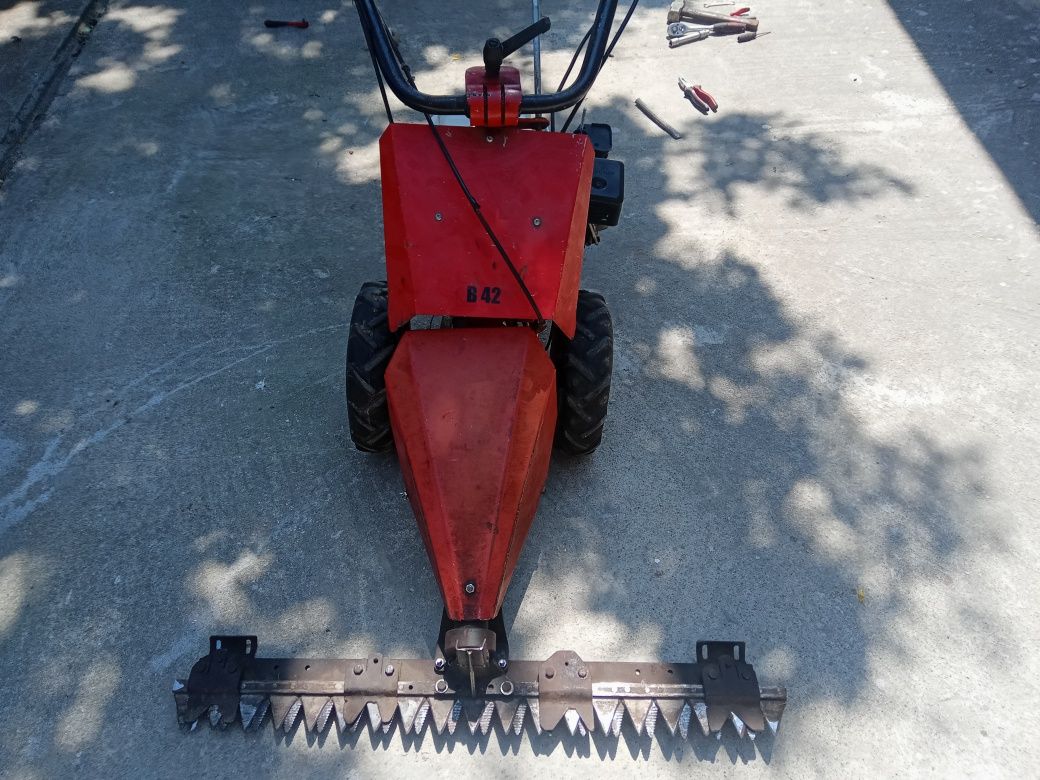 Vind doua motocositori una e funcțională una ai lipsește lama taiere .