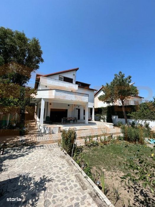 Povestea unei case la doar 200 m de valuri, cu piscina si terasa panor