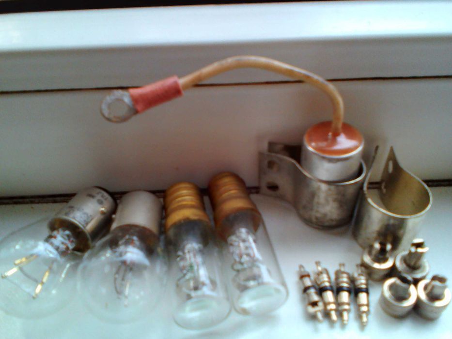 продавам резервни части за стар атомобил