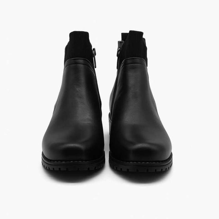 Дамски черни боти от естествена кожа с цип и нисък ток