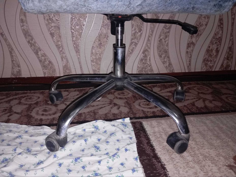 Офисное кресло в в хорошем  состояние