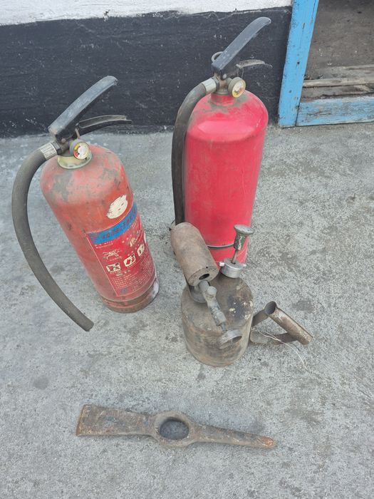 Продам б/у огнетушитель  , гвозди  . Бревна  .ключи