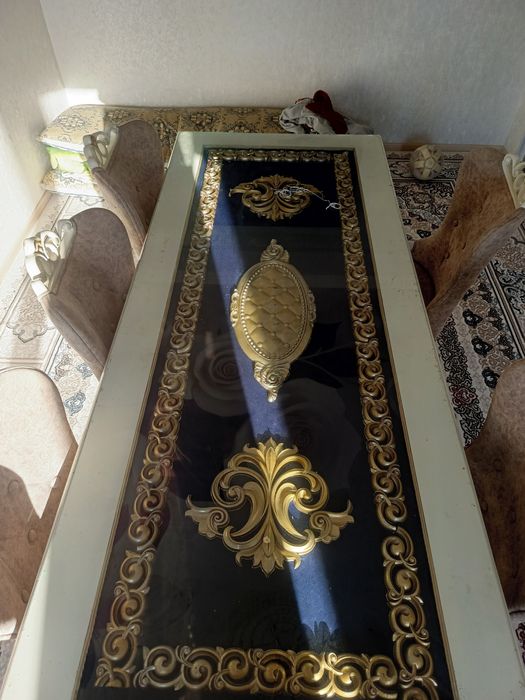 Комплект стол сотилади