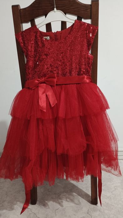 Платье в отличном состоянии праздничное