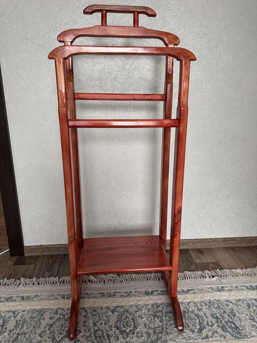 Продам вешалку из дерева