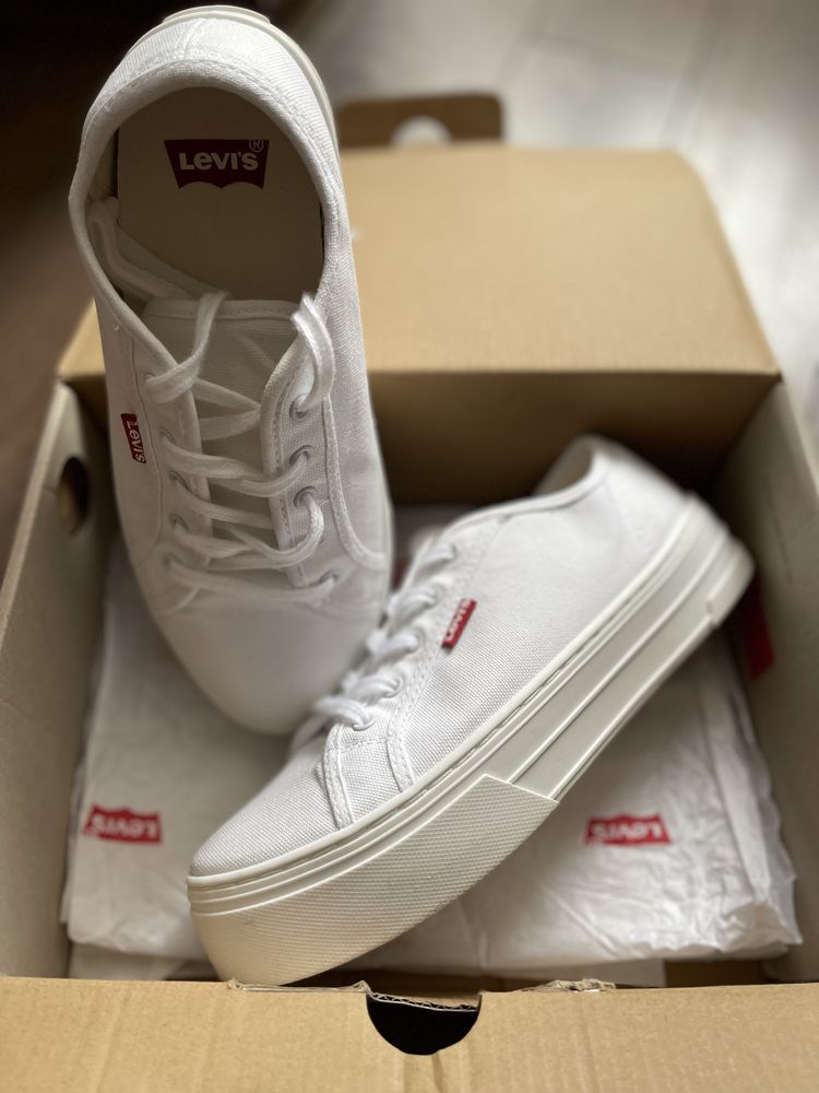 Продавам дамски кецове Levi's TIJUANA brilliant white