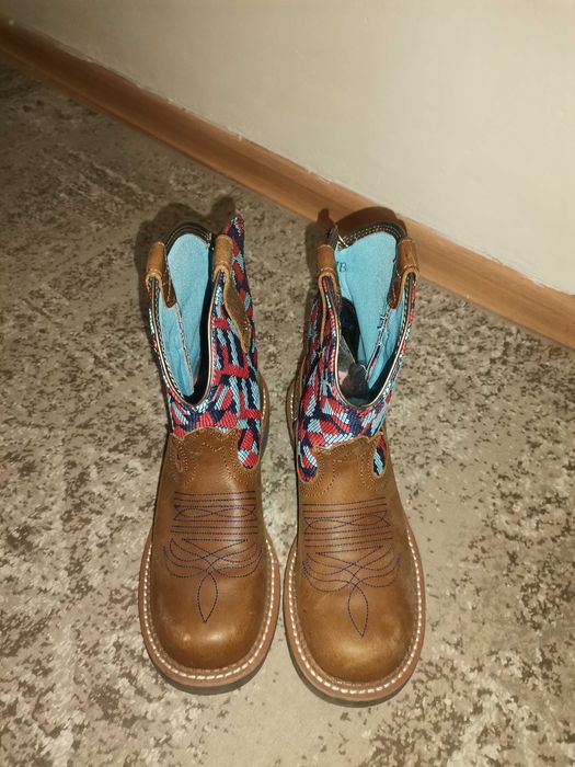 Продаю демисезонную обувь в виде казаков!