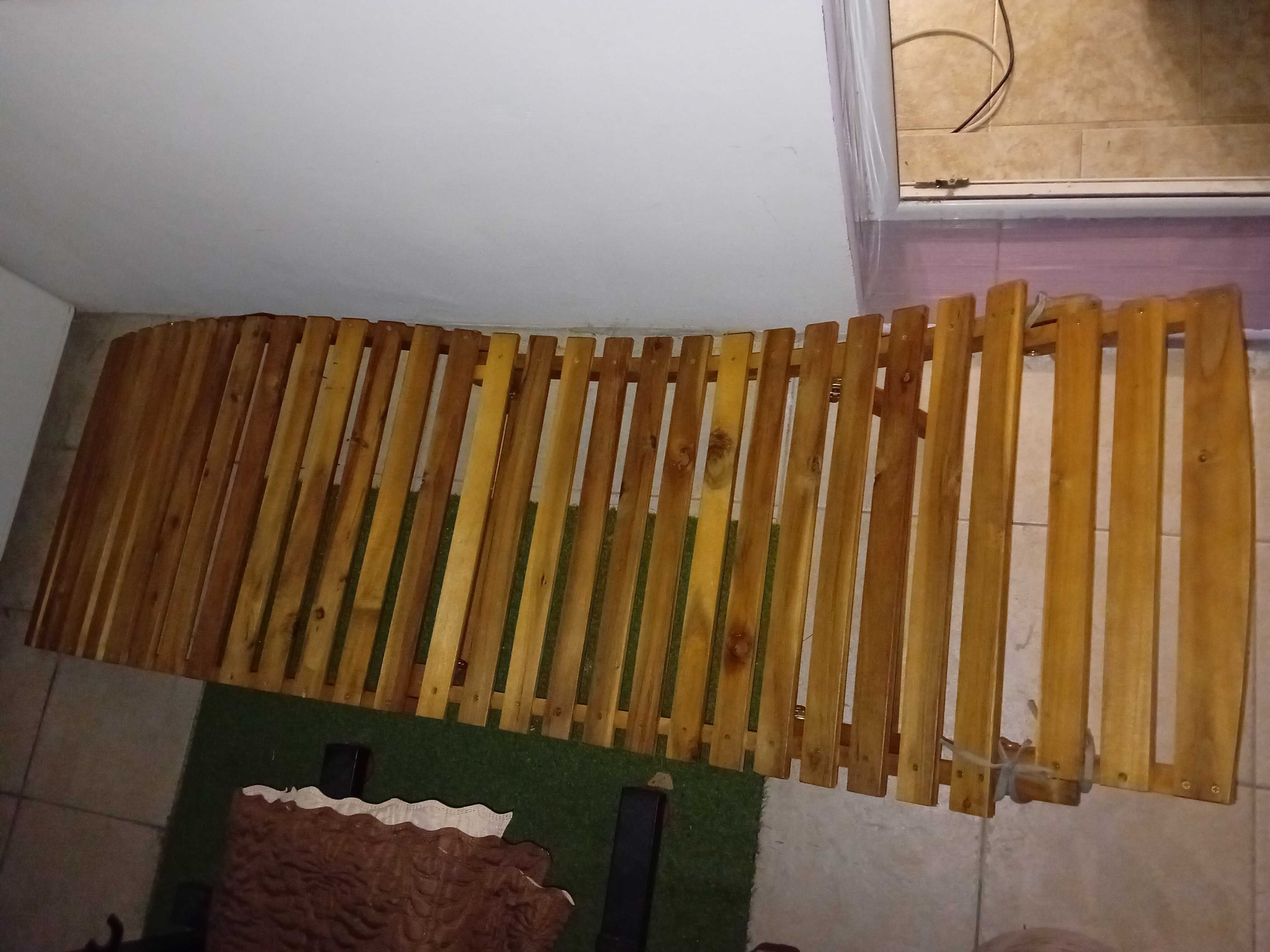 Дървен шезлонг с възглавници