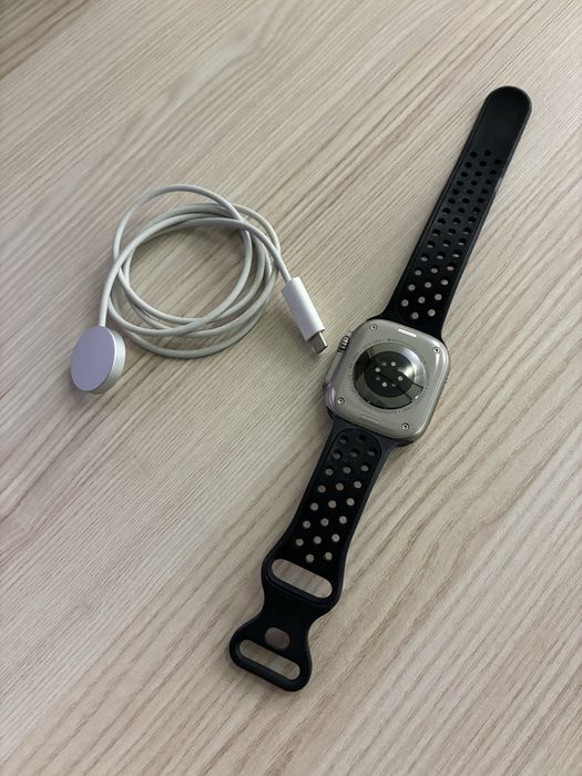 Apple watch Ultra в перфектно състояние с 3 верижки и 2 протектора