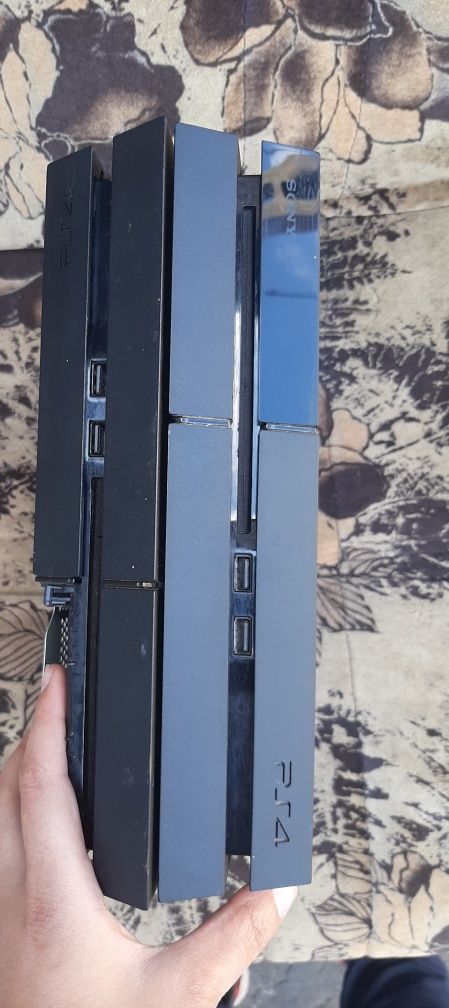 Vând două console PlayStation 4 fat PS4 în stare bună defecte de piese