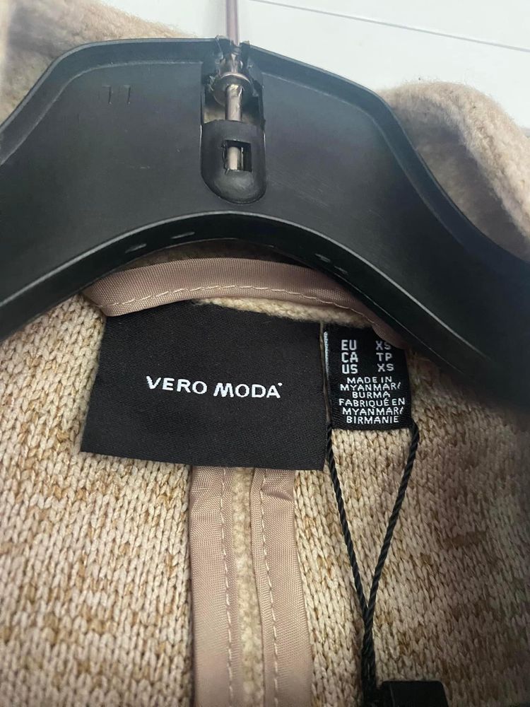 Чисто ново преходно палтенце в бежов цвят Vero Moda