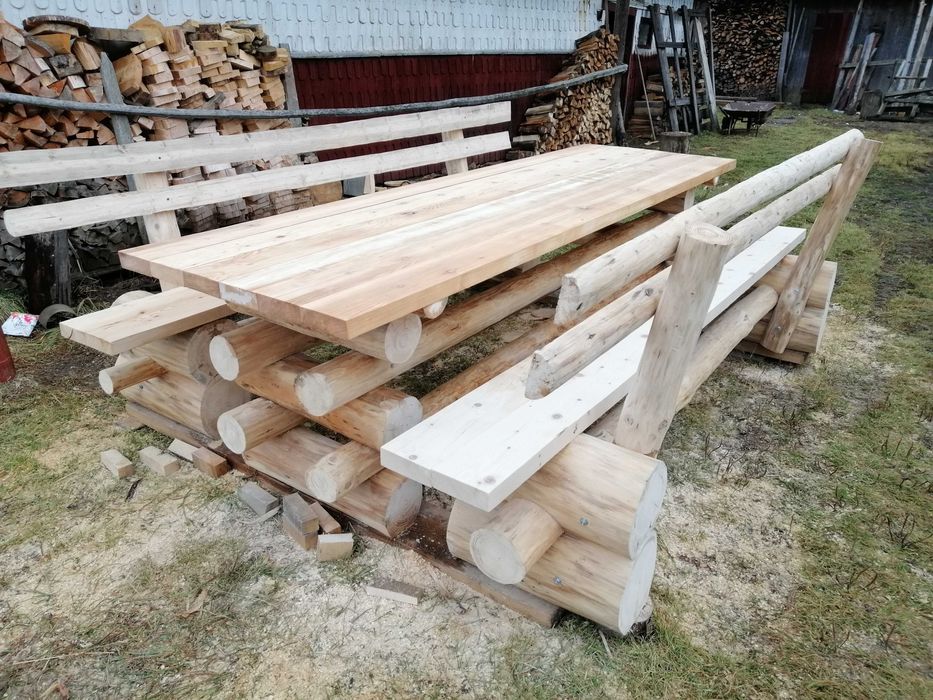 Masa si banci din lemn rotund