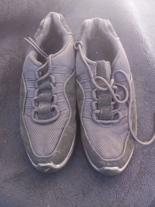 Vând adidași de culoare neagră