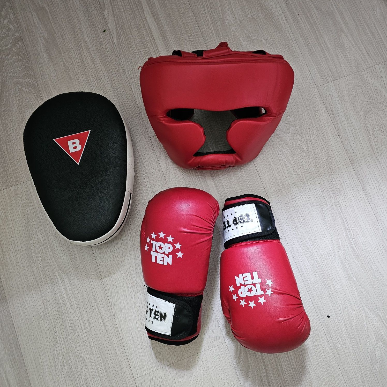Набор для бокса (шлем+перчатки+лапа)