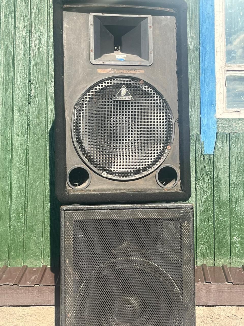 Две большие колонки.