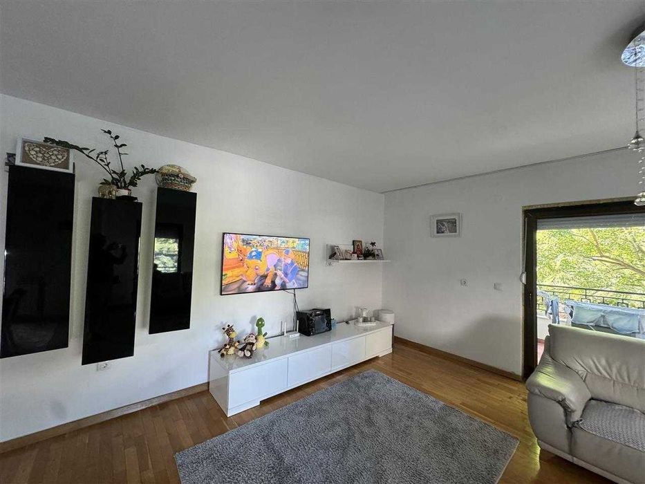 Дава се под наем Двустаен апартамент в Бургас, Център - 67 кв.м за 178.5 € - Снимка #3