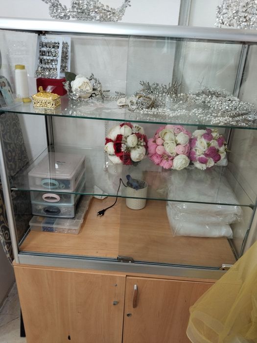 Срочно продается стеклянной шкаф