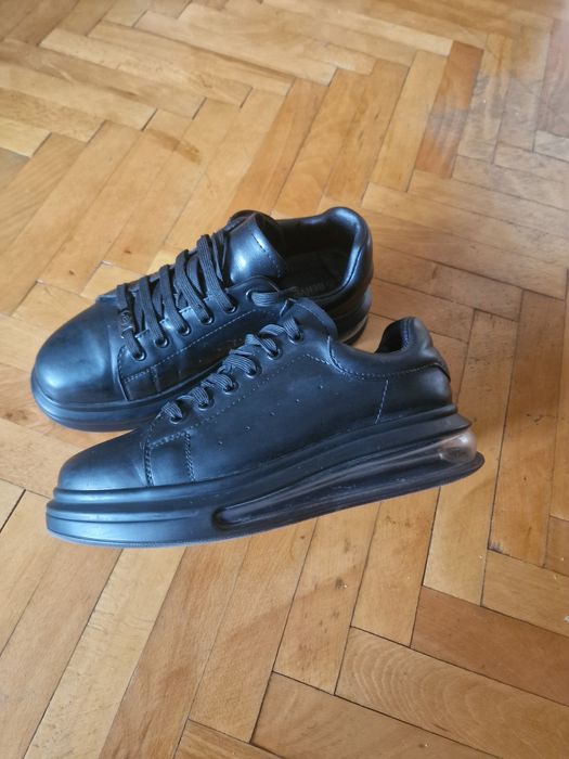Vind  pantofi negri