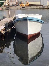 Продавам рибарска лодка