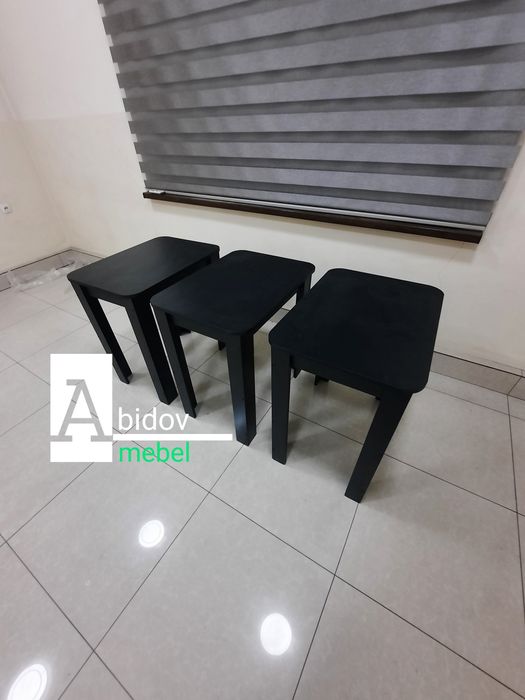 Этот полуовалный  стол подойдет даже для небольшой квартиры.