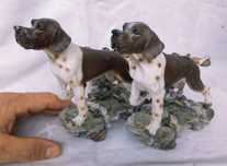 Două figurine decorative Brac Danez, din rașină acrilică.