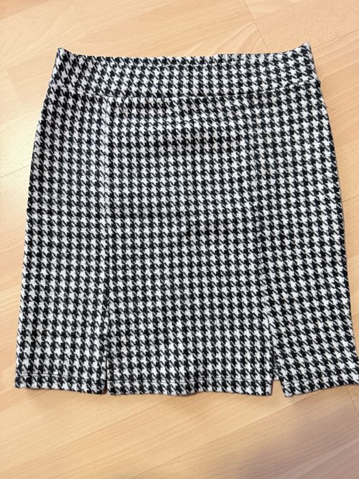 Къса чернобяла пола