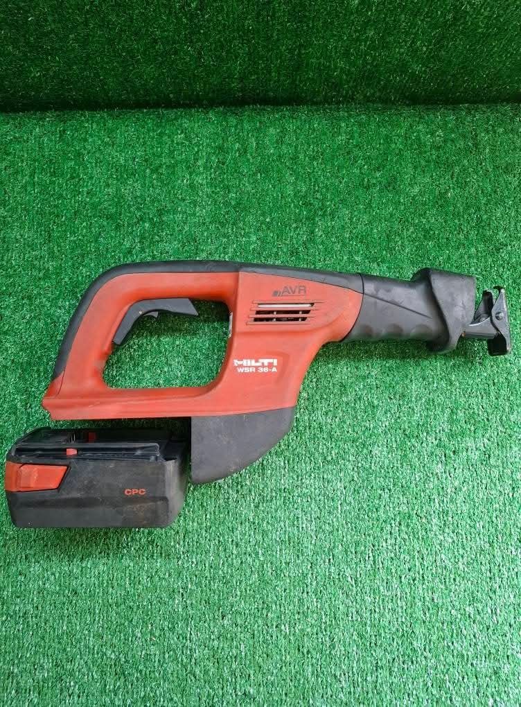 Саблен трион на Hilti WSR 36-A с 5 амперова батерия.