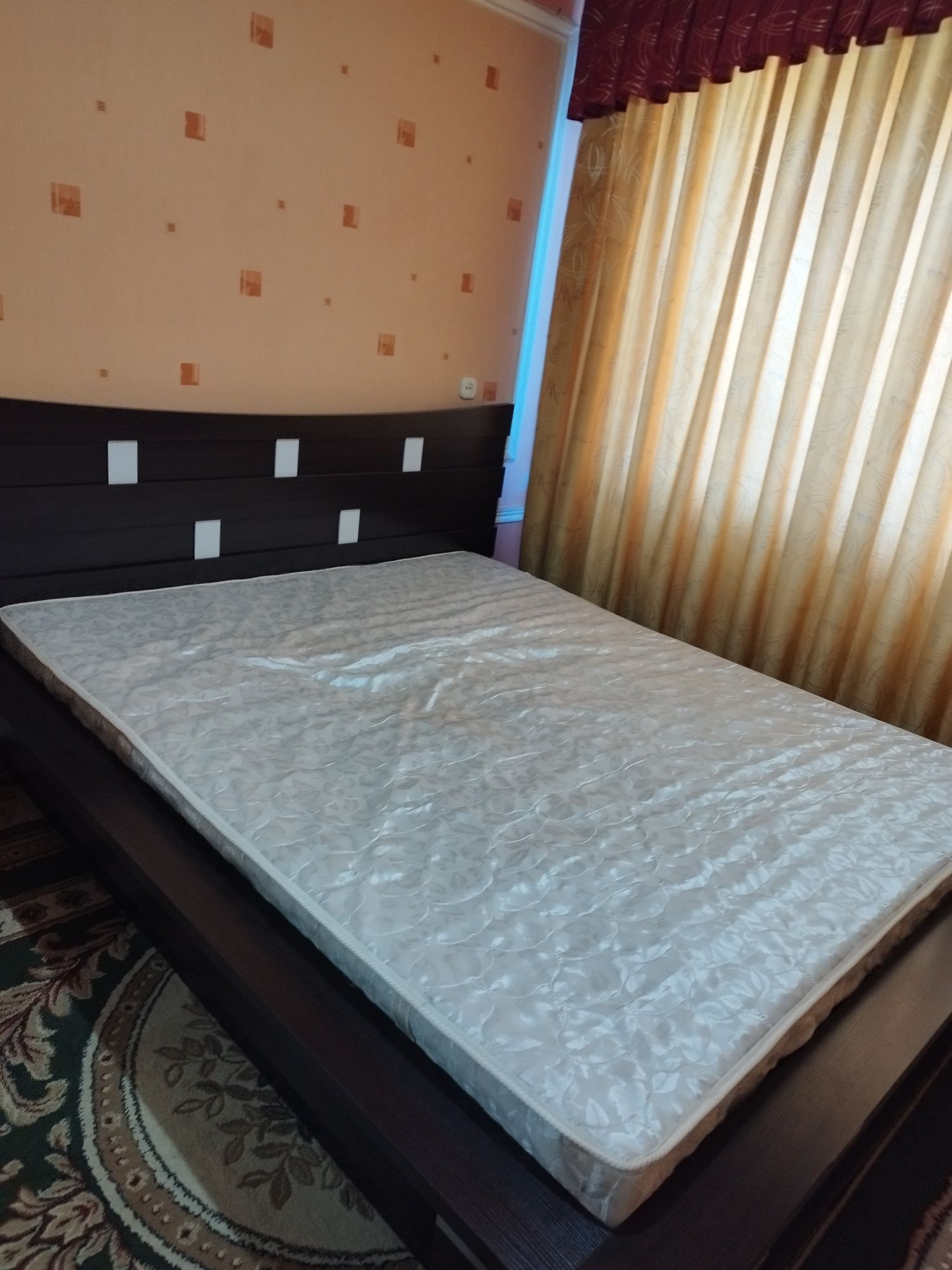 Продается кровать и шифонер.