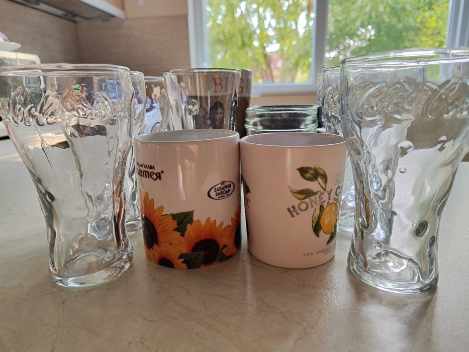 6   чаши Кока Кола чисто нови  и 6 чаши за чай и кафе - 20 лева.