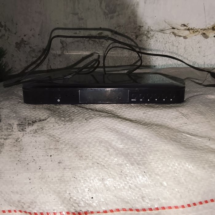 "Turon TV" deb yozilgan, raqamli televizor dekoderi