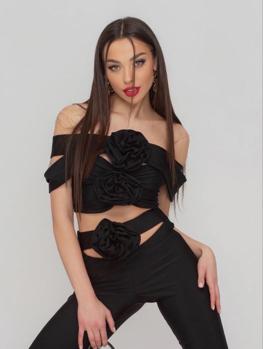 Черен топ с рози - NIKOLE COLLECTION