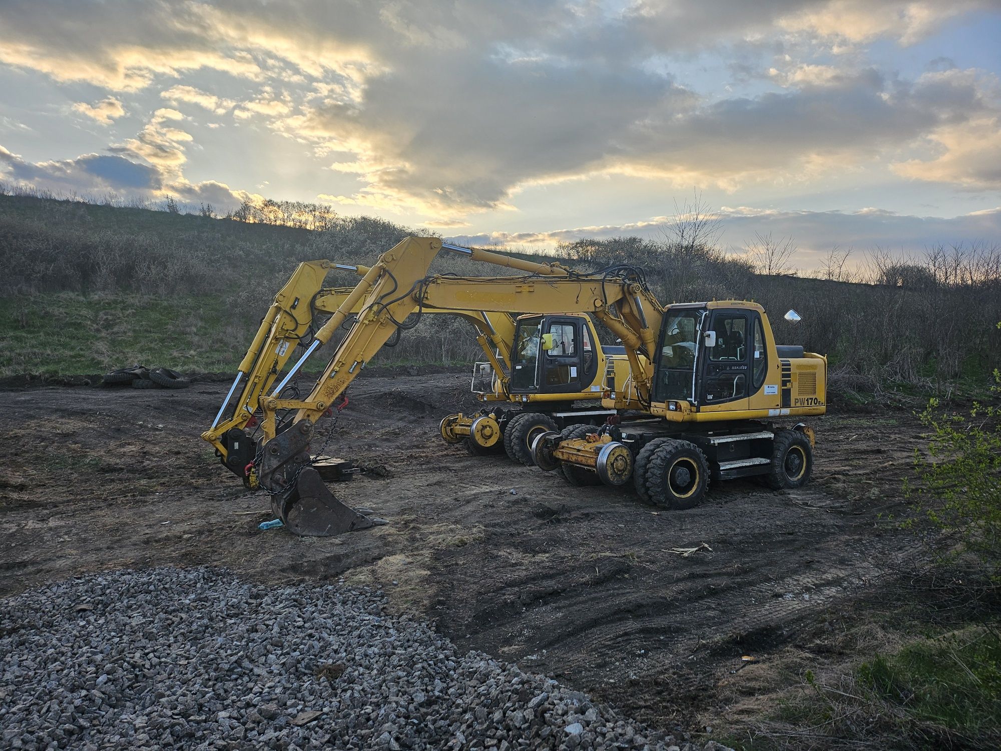 Închiriez excavator